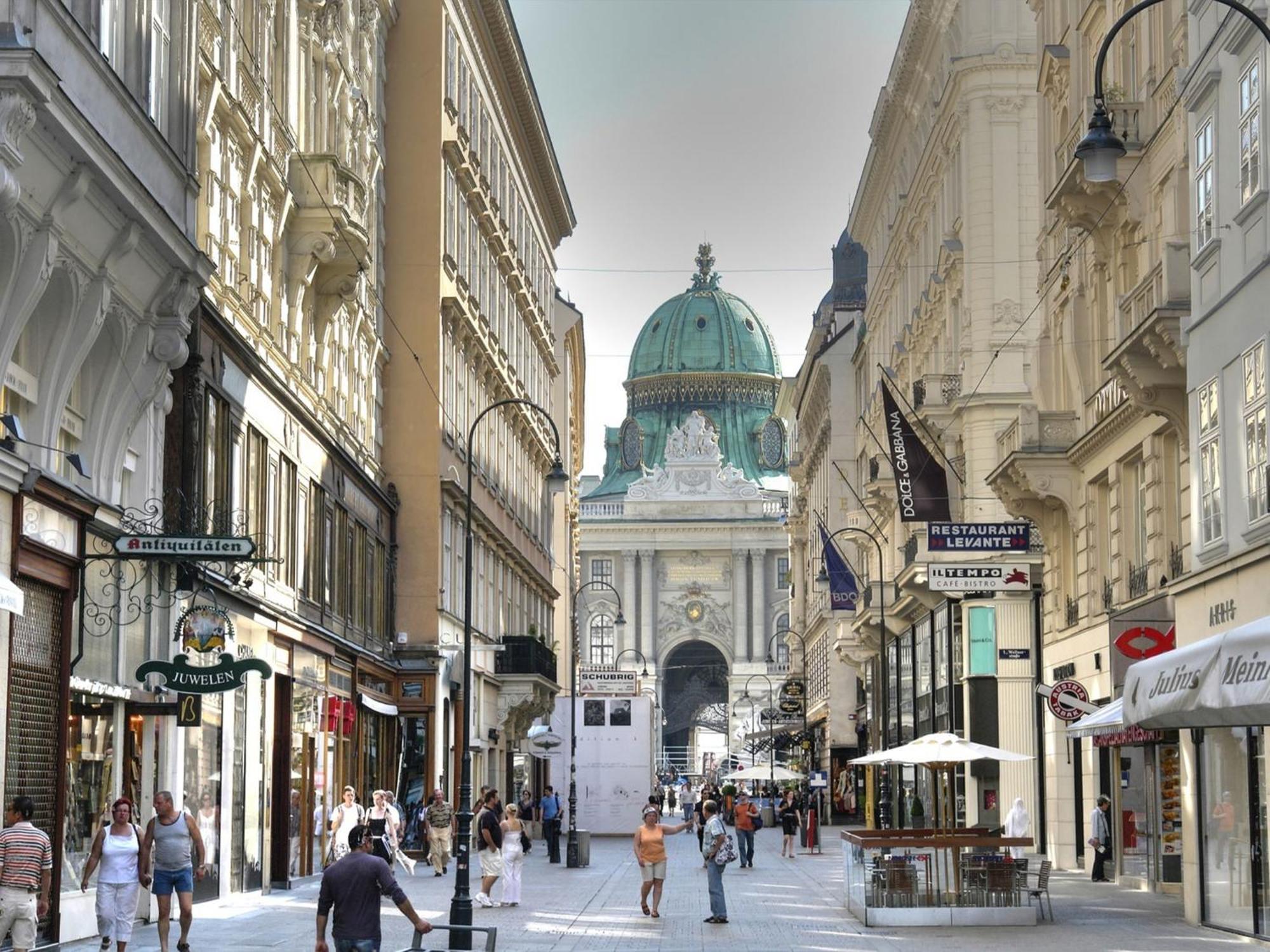 Living Kaiser Franz Joseph Vienne